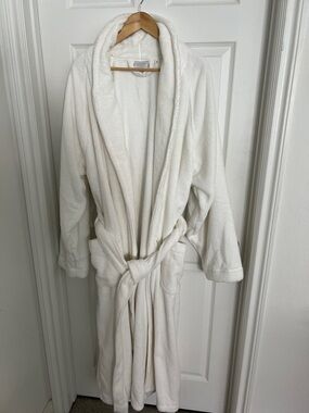 Plush White Shawl-Collar Bathrobe